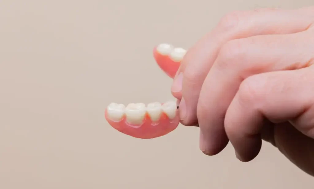 大宮駅の歯医者「アーバン歯科・矯正歯科 大宮ラクーン院」はさまざまな入れ歯のお悩みを解決します