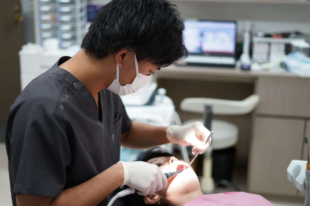 大宮駅の歯医者「アーバン歯科・矯正歯科 大宮ラクーン院」の口腔外科は難しい親知らずの抜歯等も処置が可能です