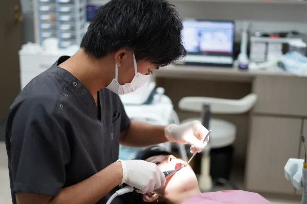 大宮駅の歯医者「アーバン歯科・矯正歯科 大宮ラクーン院」のオフィスホワイトニングは薬剤の塗布を行います